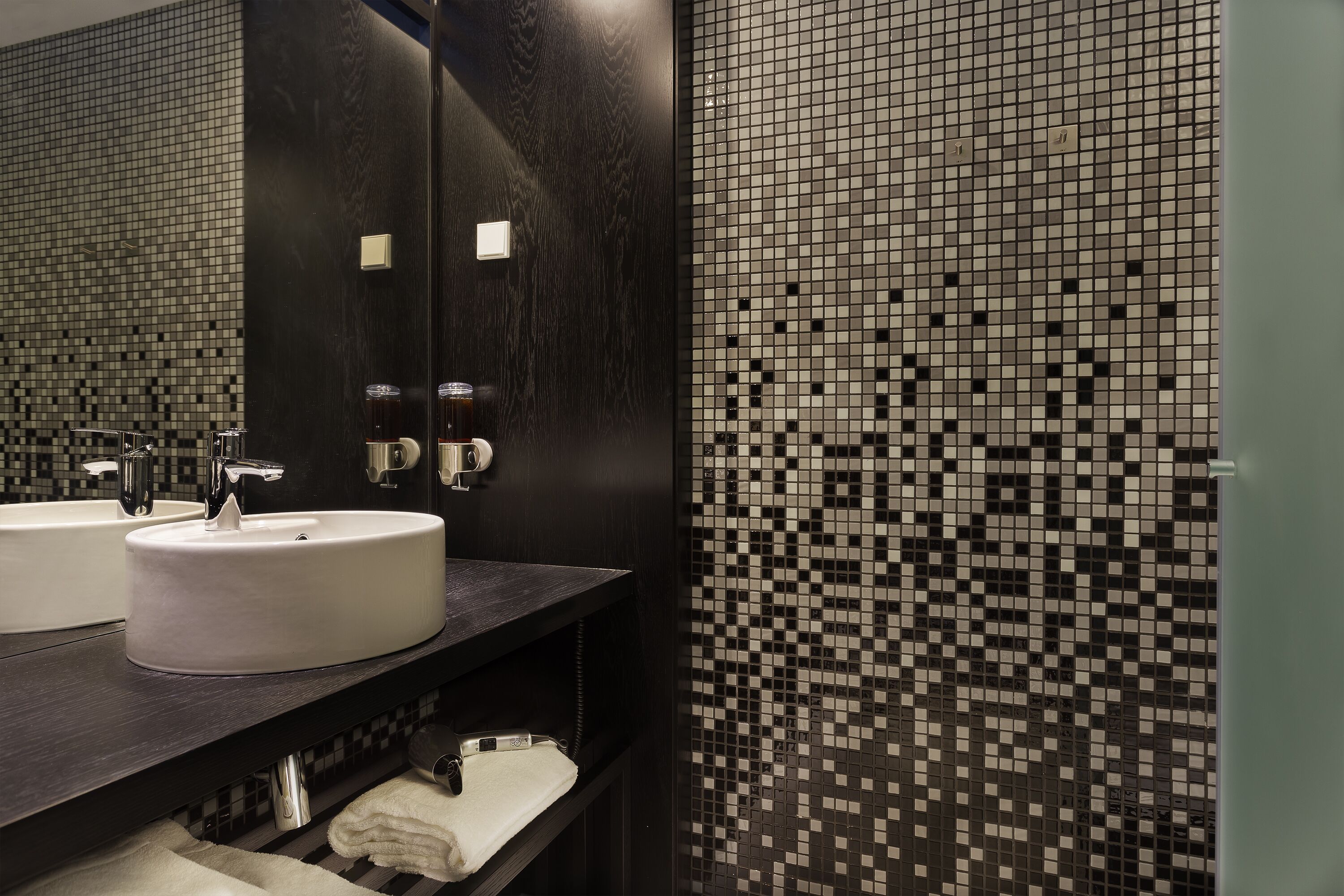 shower, free toiletries, hair dryer, towels