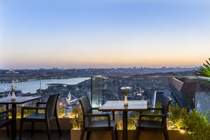 Petit déjeuner, déjeuner et dîner servis sur place