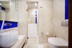 Shower, free toiletries, hair dryer, slippers - Grand Hotel De Pera (Istanbul)
