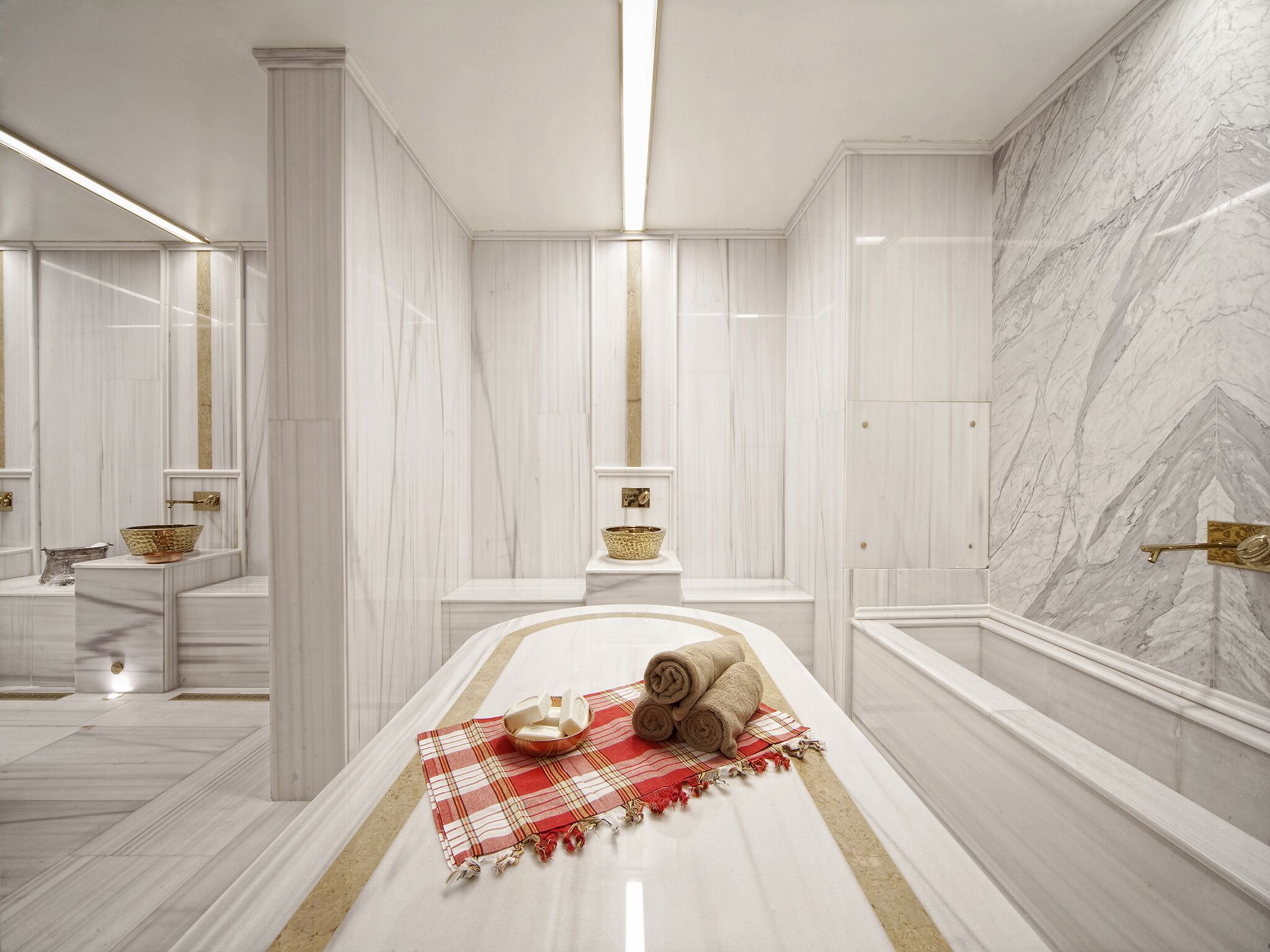 Behandelingskamers voor koppels, een sauna, een stoombad