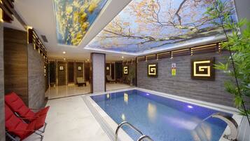 Piscine couverte, chaises longues