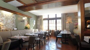 Se sirven comidas, cenas y cocina local