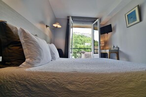 Bar mini, meja, kalis bunyi, katil bayi/kot (percuma)