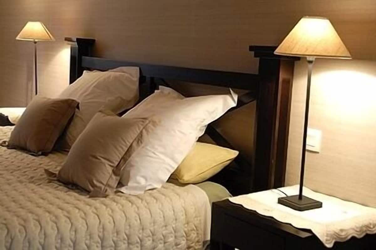 Minibar, desk, soundproofing, cribs (free)