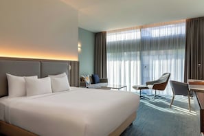 Junior suite, 1 slaapkamer | 1 slaapkamer, een kluis op de kamer, een bureau, geluiddichte muren