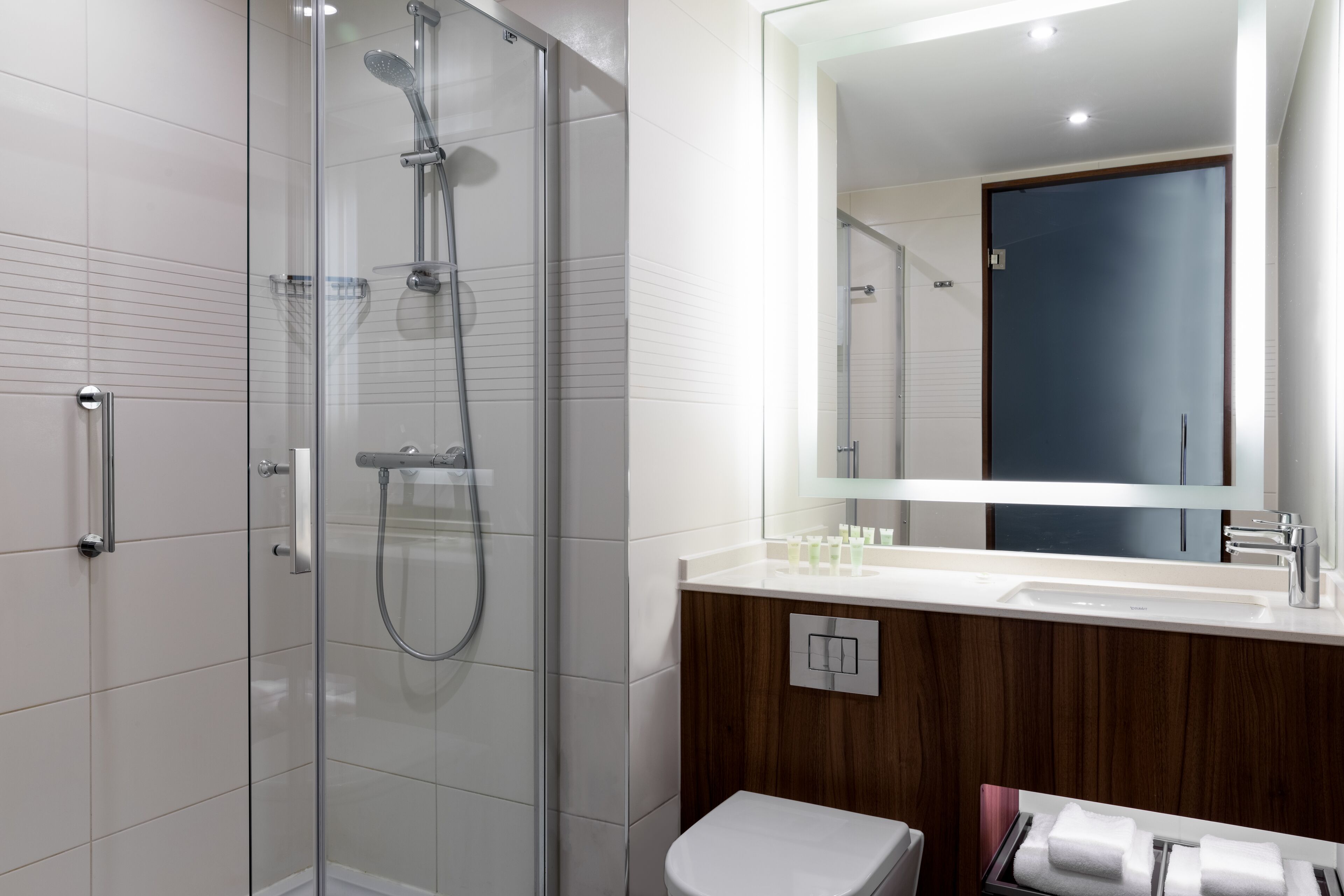 junior suite, 1 bedroom, non smoking | bathroom | free toiletries, hair dryer, towels, soap