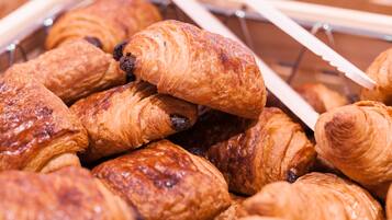 Sarapan prasmanan setiap hari (EUR 26 per orang)