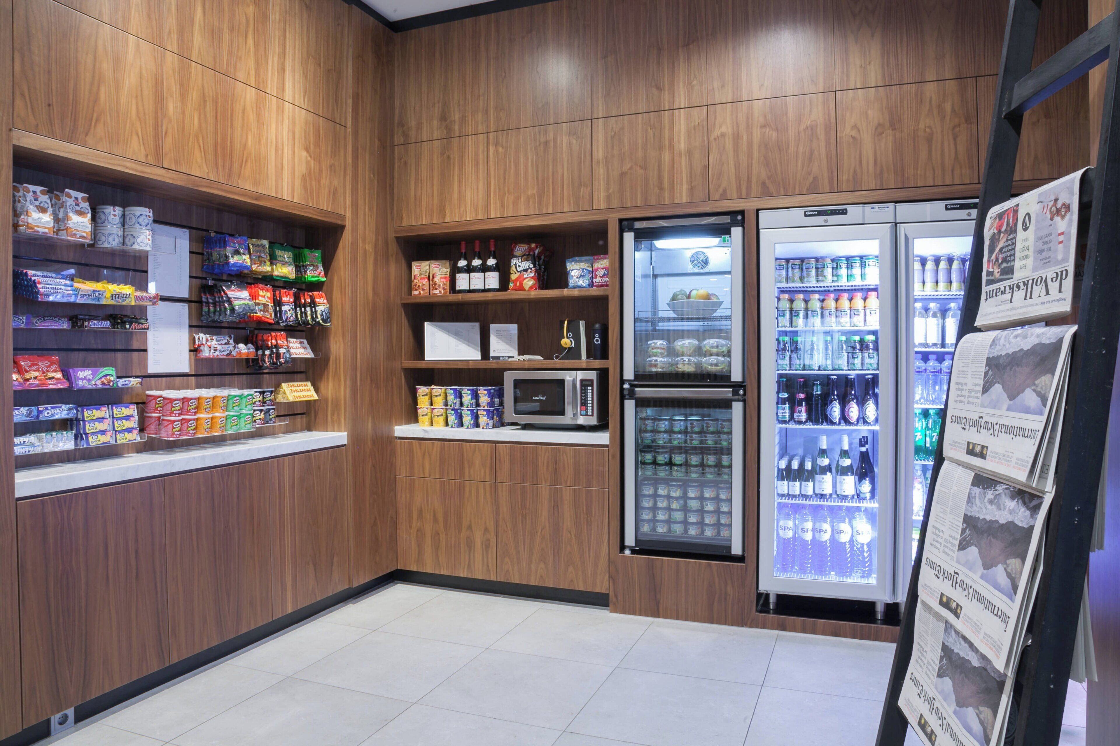 Un kiosque en libre-service équipé d’un four à micro-ondes, d’un réfrigérateur et de distributeurs de boissons.