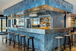 Bar (trong khuôn viên)