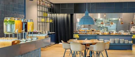 Café da manhã com buffet todos os dias (EUR 26 por pessoa)