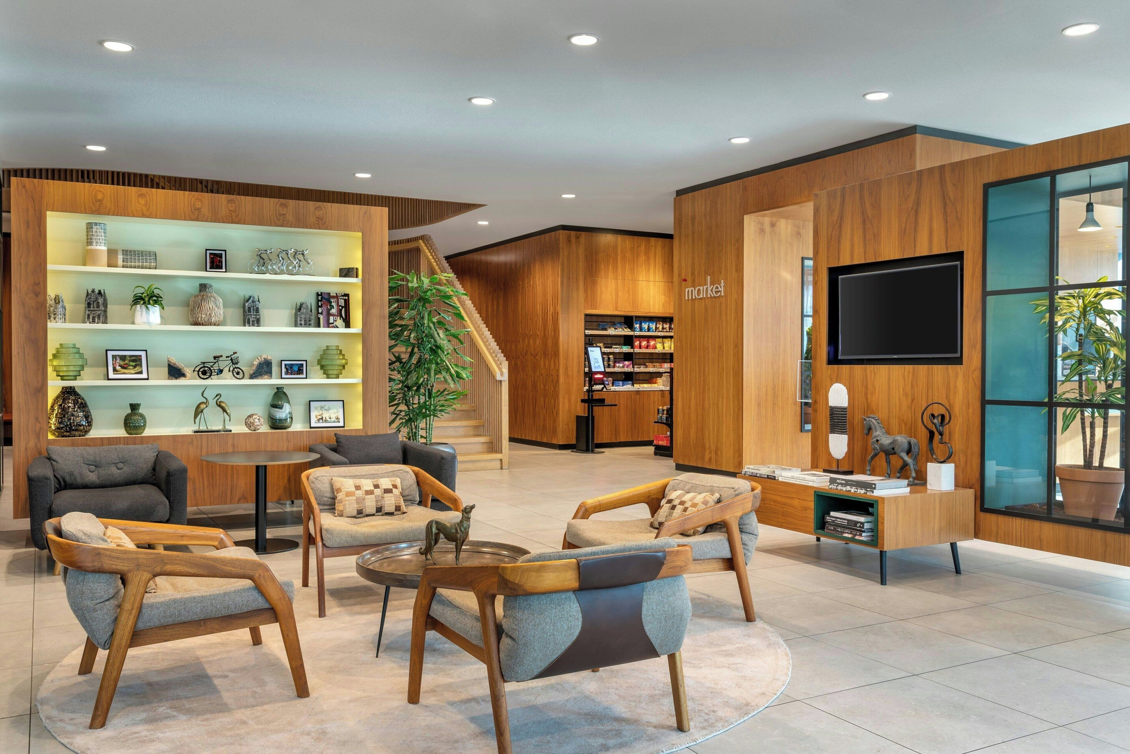 Lobby-lounge