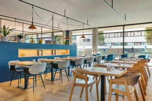 Breakfast, lunch, dinner served; Italian cuisine 