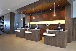 Reception - Courtyard by Marriott Gdynia Waterfront (Gdynia)