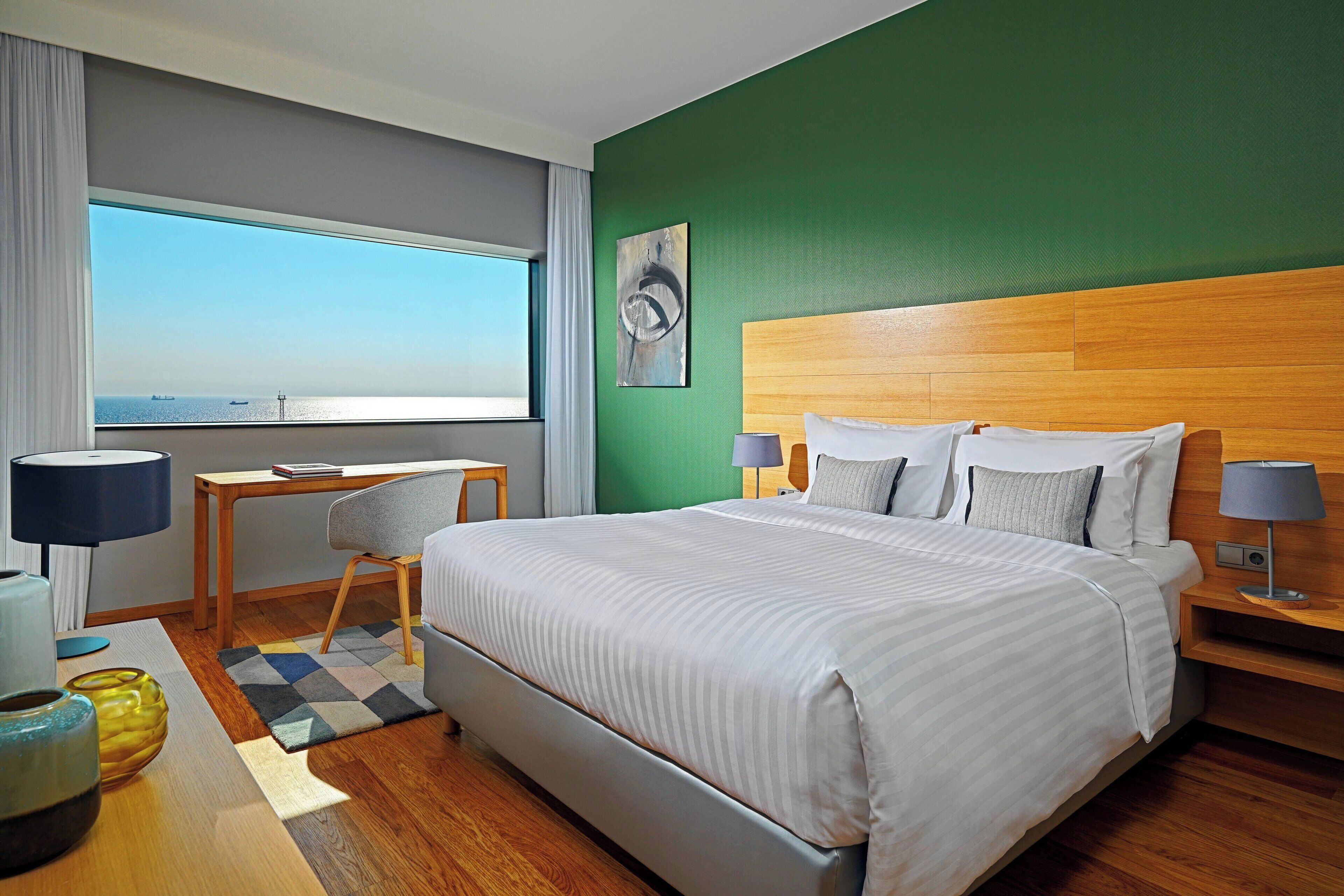 suite, 1 bedroom, non smoking, sea view | minibar, in-room safe, desk, laptop workspace