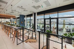 供应早餐、午餐和晚餐，本地与国际菜