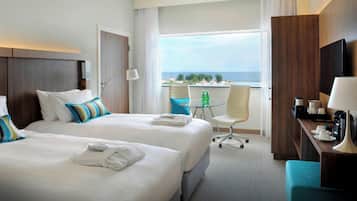 Habitación Deluxe con 2 camas individuales, 2 camas individuales, no fumadores, vistas al mar | Minibar, caja fuerte, escritorio y espacio para trabajar con un portátil