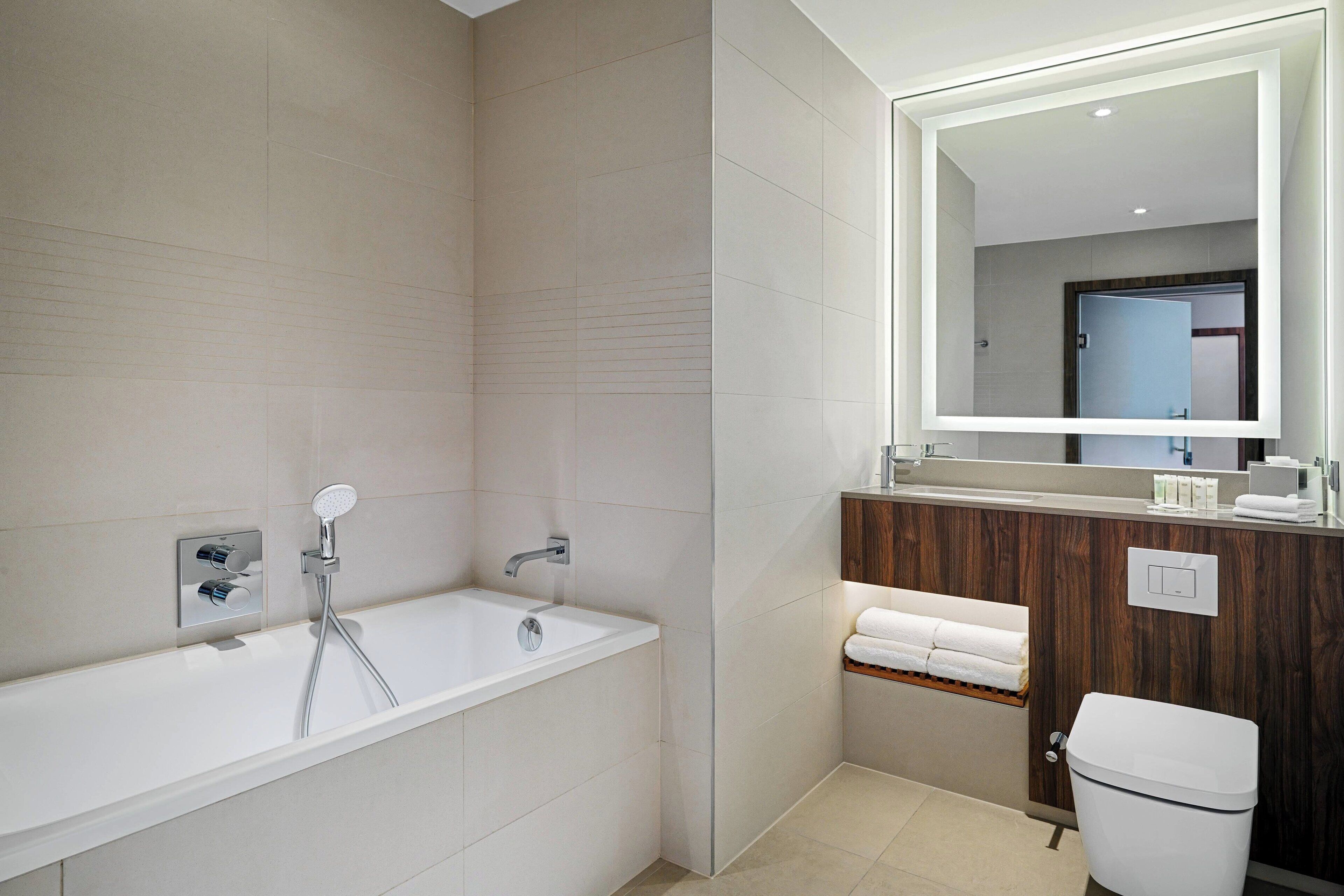suite, 1 bedroom, non smoking, sea view | bathroom | shower, free toiletries, hair dryer, towels