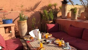 Déjeuner, dîner et souper servis sur place