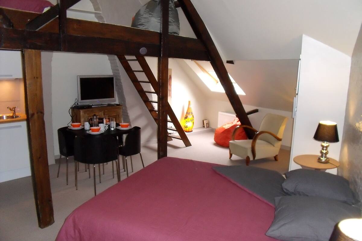 Studio | Desk, blackout drapes, iron/ironing board (on request), WiFi (free)