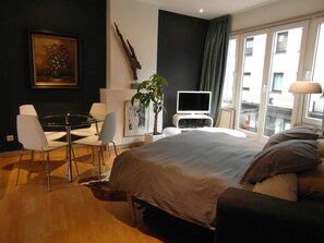 Apartment, 1 Bedroom | Individually decorated, individually furnished, desk, blackout drapes - Garden in the City (Ghent)