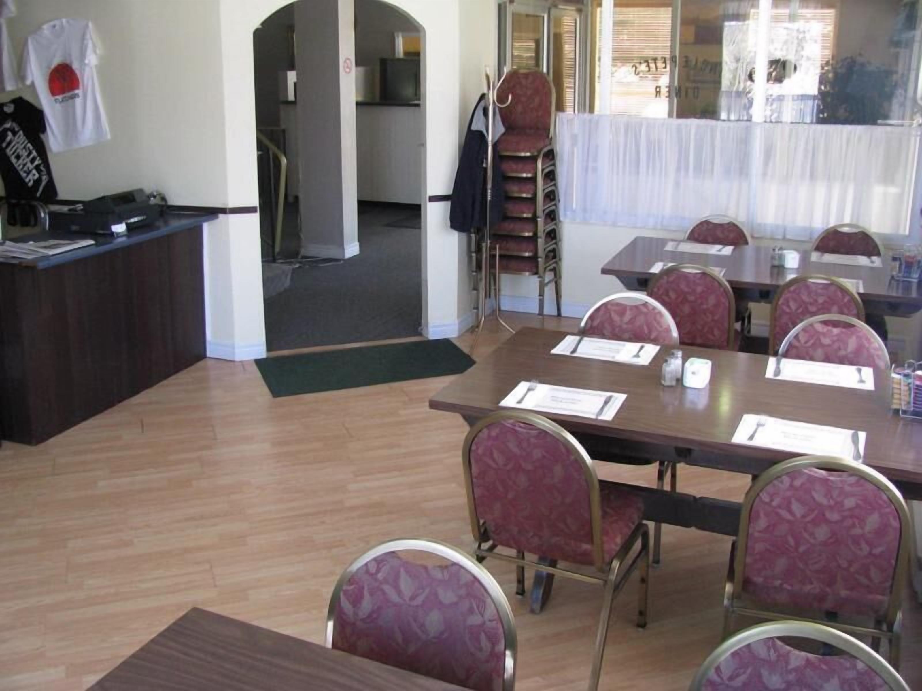 Déjeuner, dîner et souper servis sur place