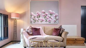 Luxury Room | Hypo-allergenic bedding, individually decorated, individually furnished
