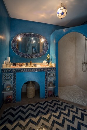Superior Double Room, 1 Double Bed | Bathroom | Shower, free toiletries, hair dryer, towels - Riad Dar Attika (Marrakech)