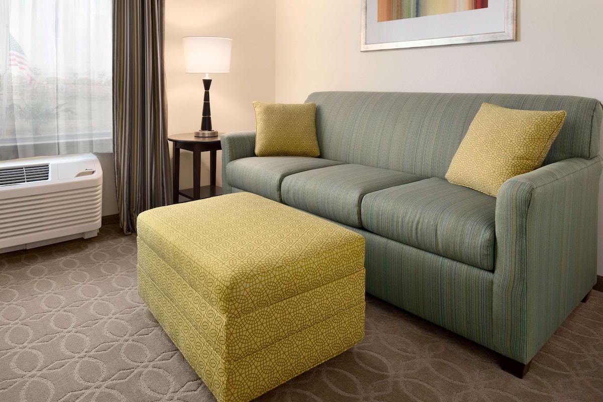 Room, 1 King Bed, Non Smoking, Refrigerator & Microwave | Premium bedding, in-room safe, desk, free WiFi