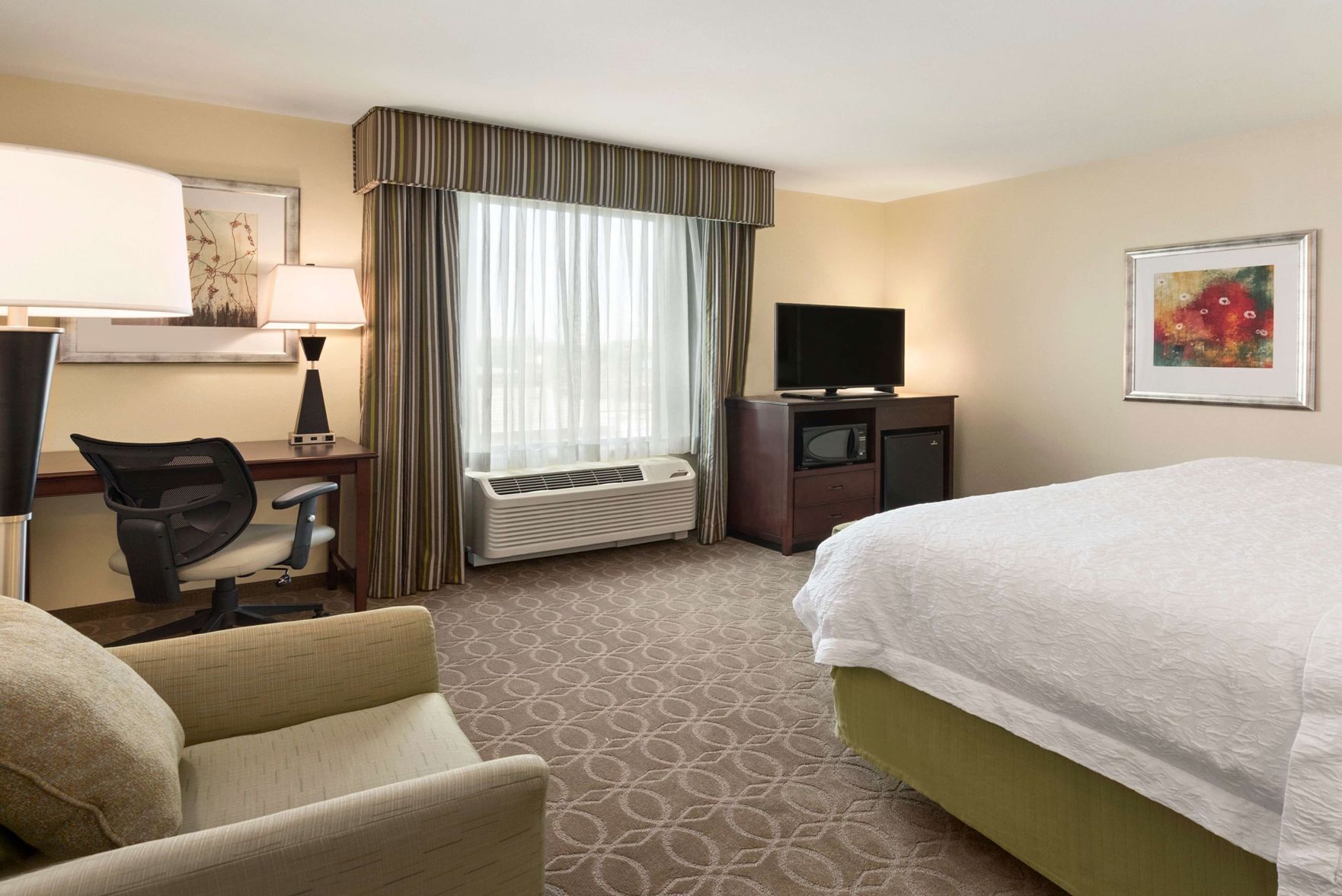 Premium bedding, in-room safe, desk, free WiFi