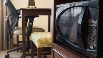 Ropa de cama de alta calidad y caja de seguridad en la habitación