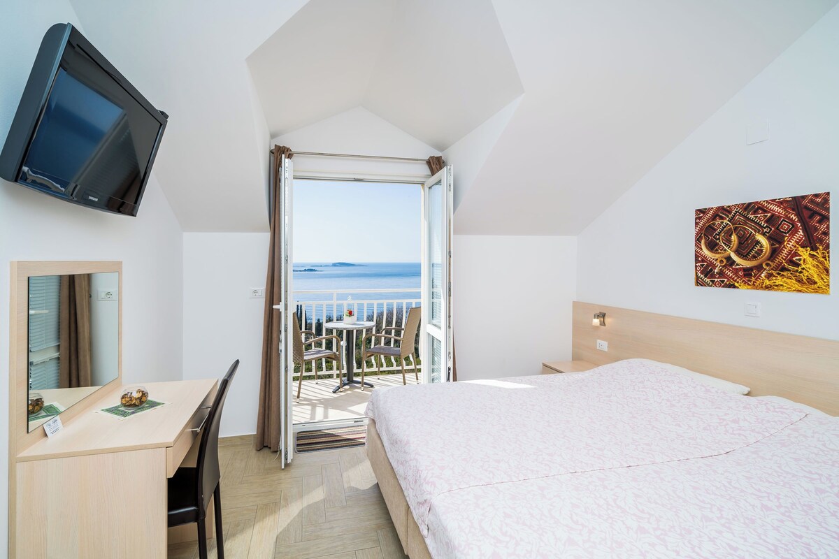 In-room safe, iron/ironing board (on request), WiFi (free), bed sheets