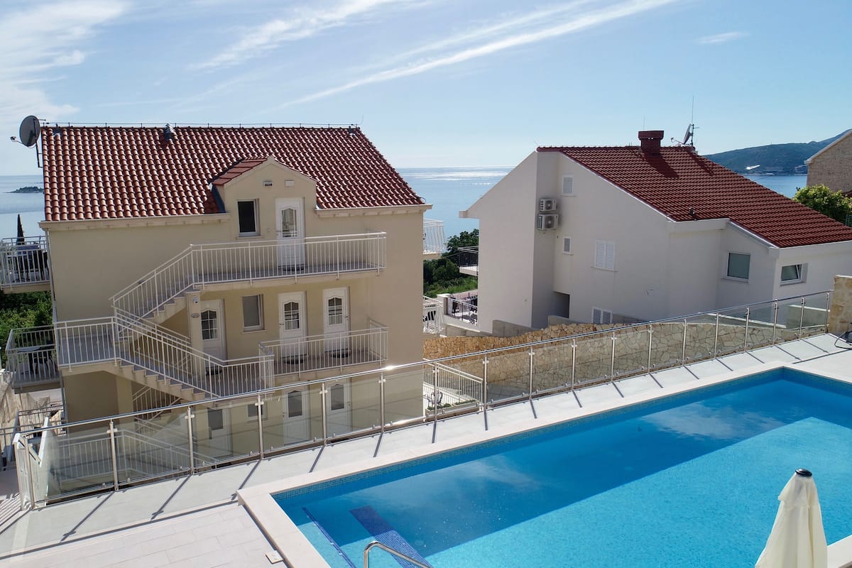 Una piscina al aire libre de temporada