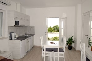 Estudio (Villa Samba - Studio with Terrace and) | Cocineta privada | Refrigerador 