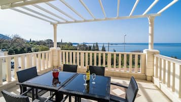 Apartemen (Two-Bedroom Apartment with Terrace) | Teras/patio