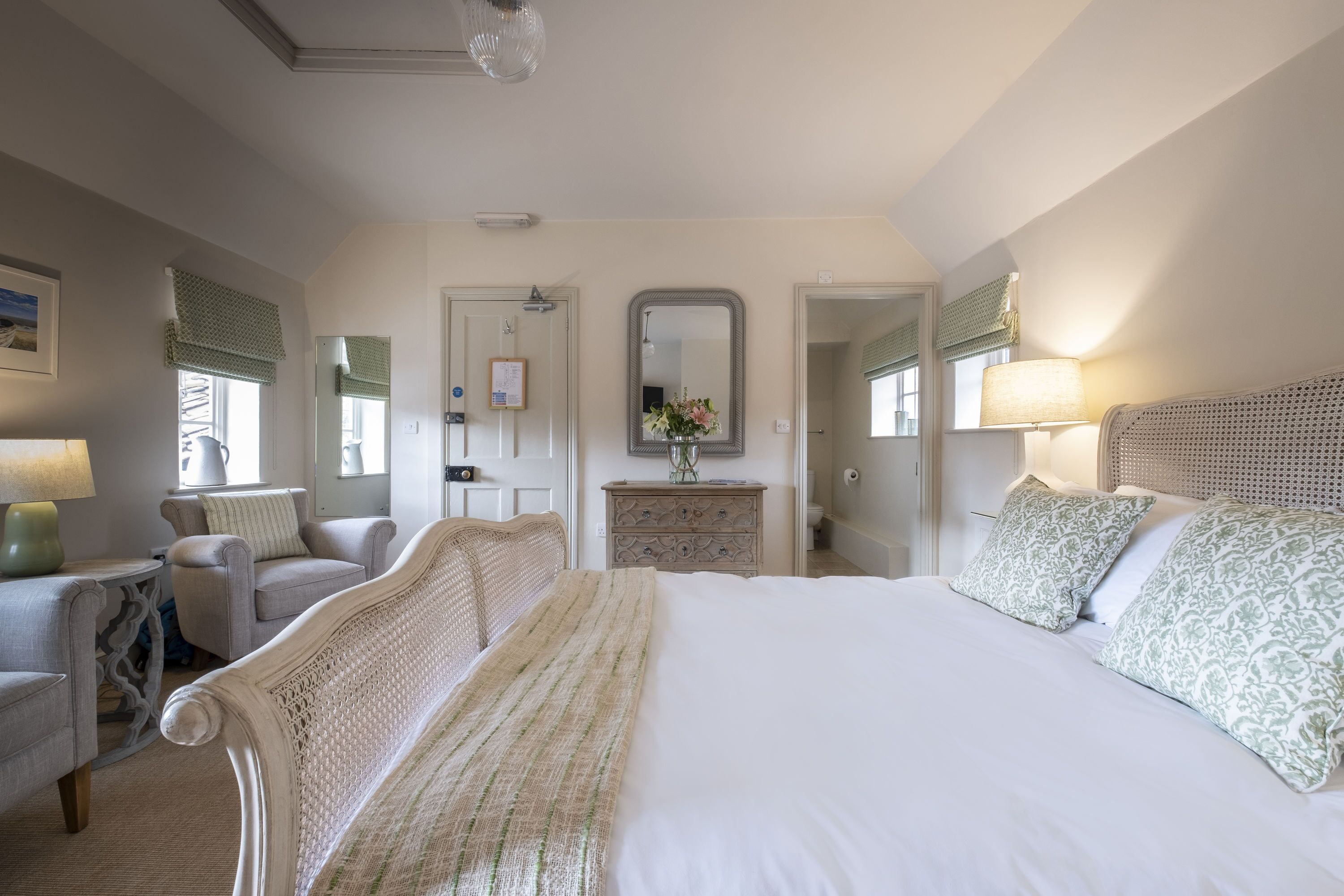 高级双人房 | 防过敏的被褥、特色装修、特色家居、办公桌