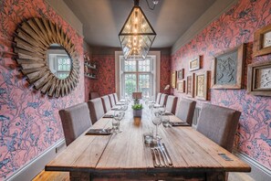 S'hi serveixen esmorzars, dinars, sopars i plats de cuina britànica 