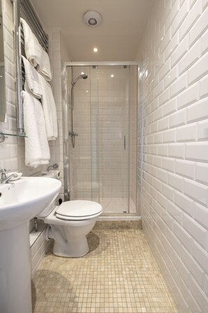 Superior Room | Bathroom | Free toiletries, hair dryer, towels - The Ship at Dunwich (Saxmundham)