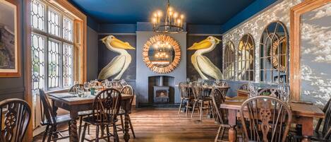 Se sirven desayunos, almuerzos y cenas; cocina británica