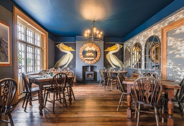 供应早餐、午餐和晚餐，英国菜