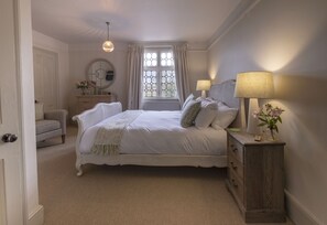 高级房 | 防过敏的被褥、特色装修、特色家居、办公桌