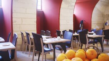 Kontinental frukost varje dag (EUR 12 per person)