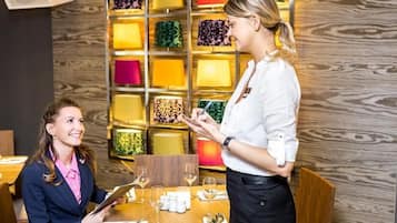 Sarapan dan makan tengah hari dihidangkan, masakan Eropah Timur