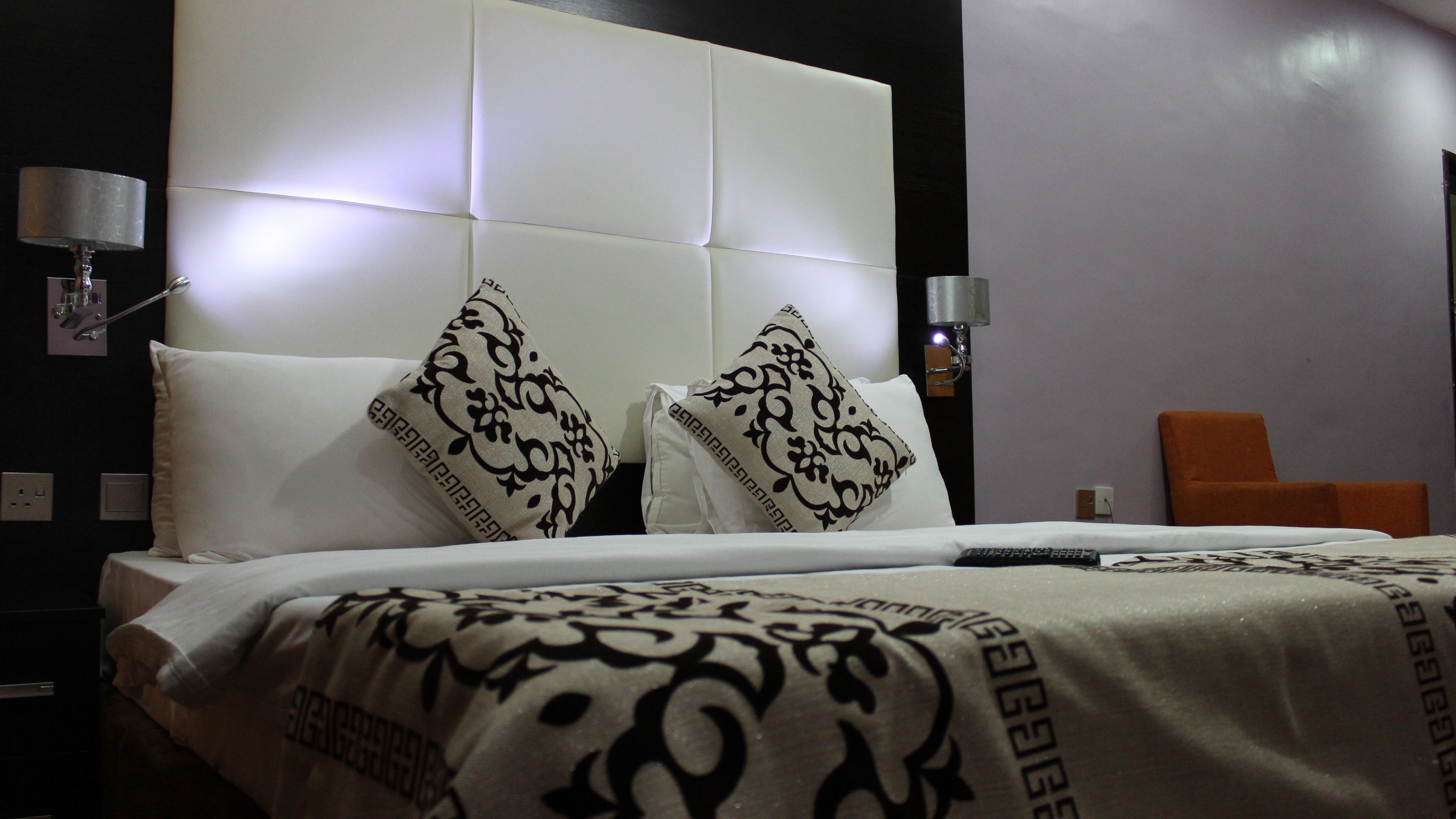 premium bedding, in-room safe, desk, laptop workspace