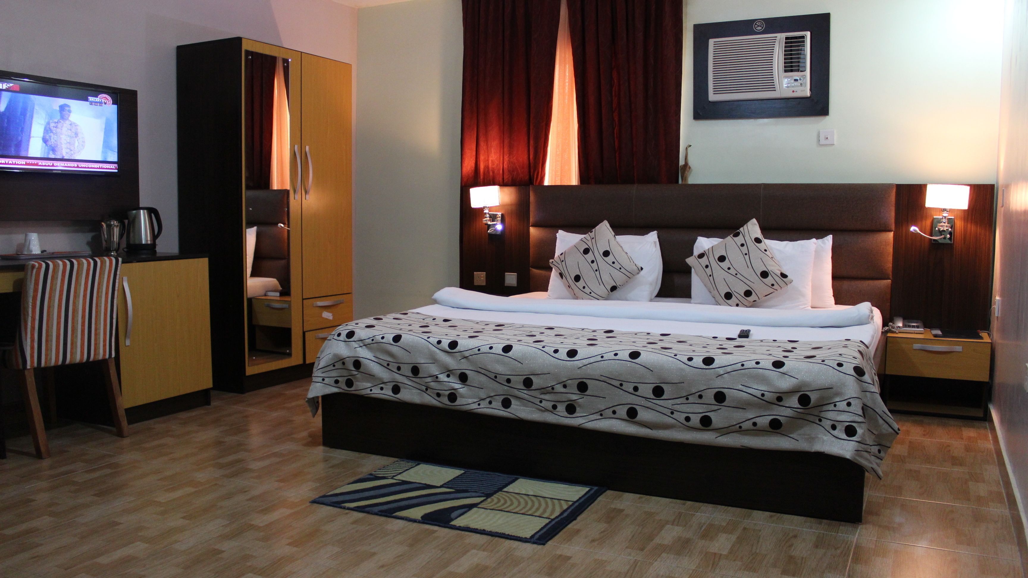 premium bedding, in-room safe, desk, laptop workspace