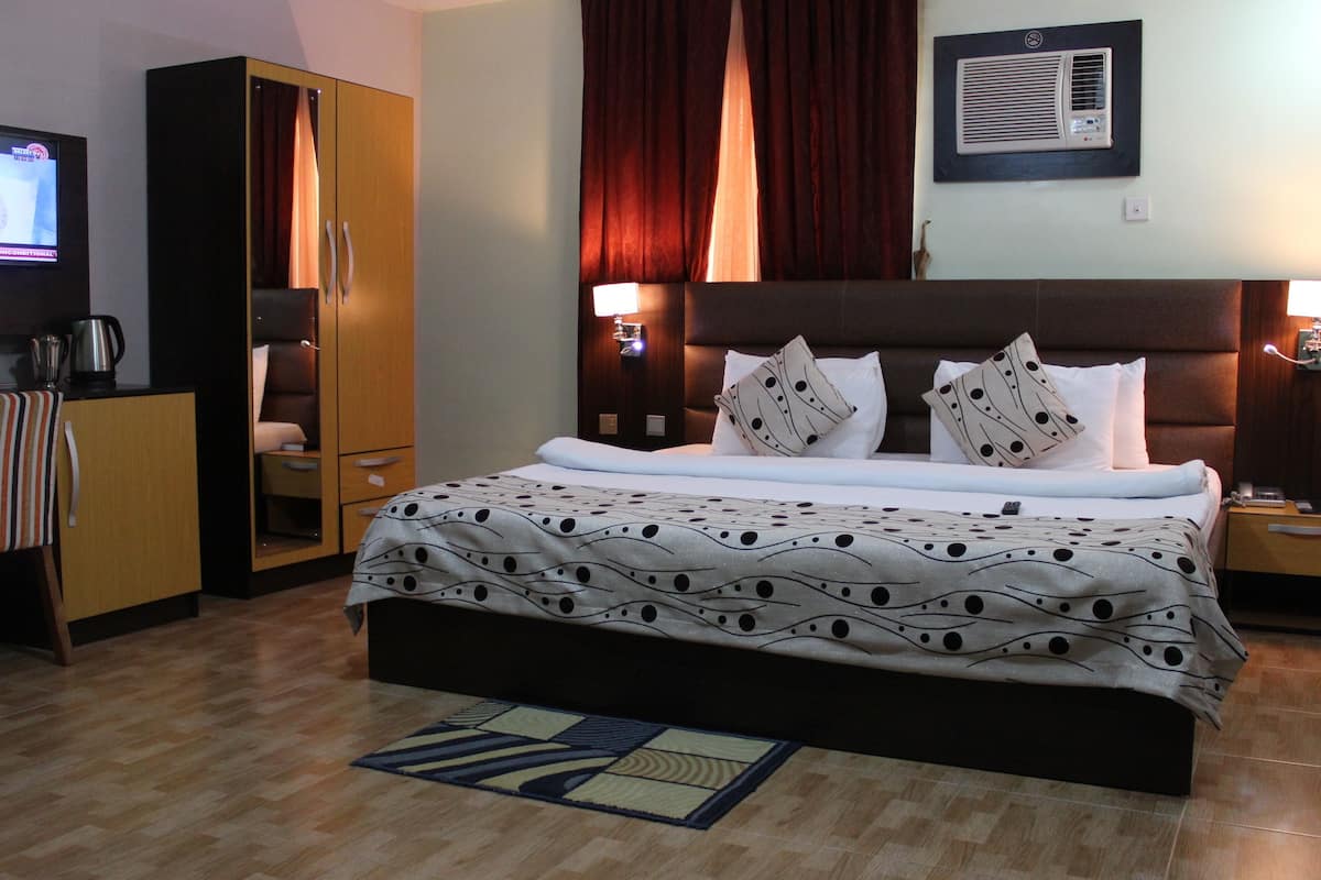 premium bedding, in-room safe, desk, laptop workspace