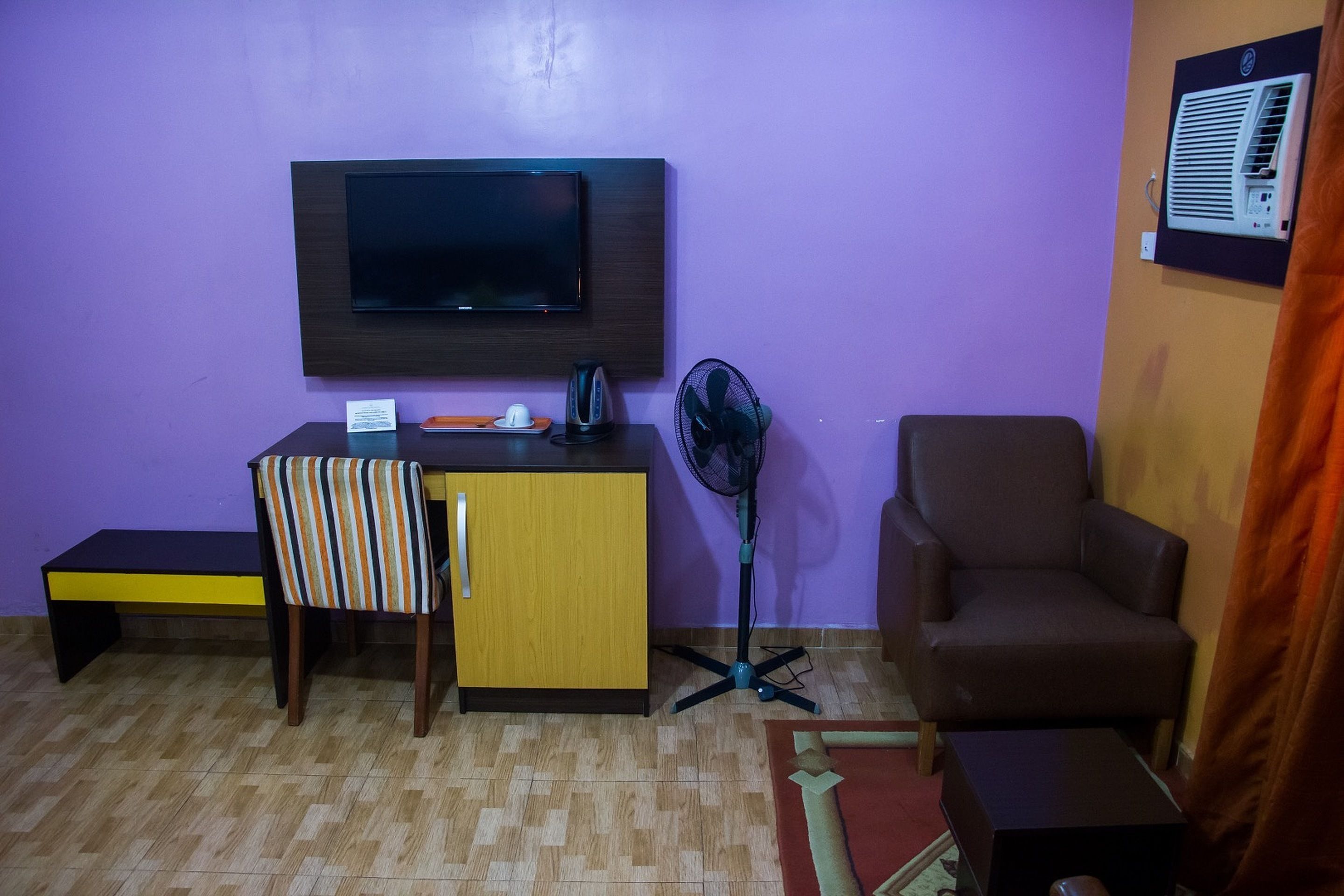 premium bedding, in-room safe, desk, laptop workspace