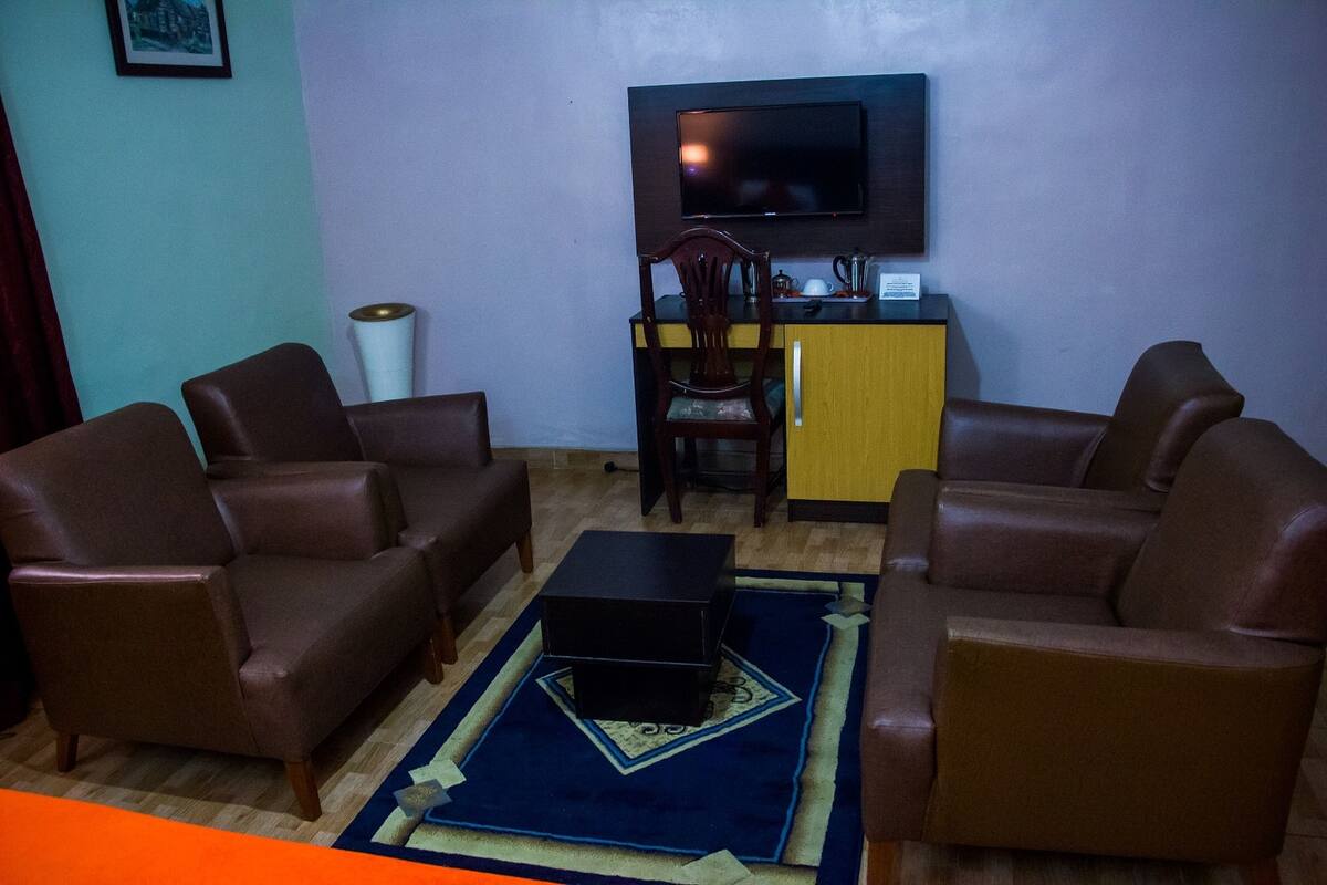 premium bedding, in-room safe, desk, laptop workspace