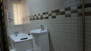 Shower, free toiletries, hair dryer, towels - Downtown Royal Hotel (Lagos)