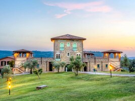 Fachada de la propiedad por la tarde o noche