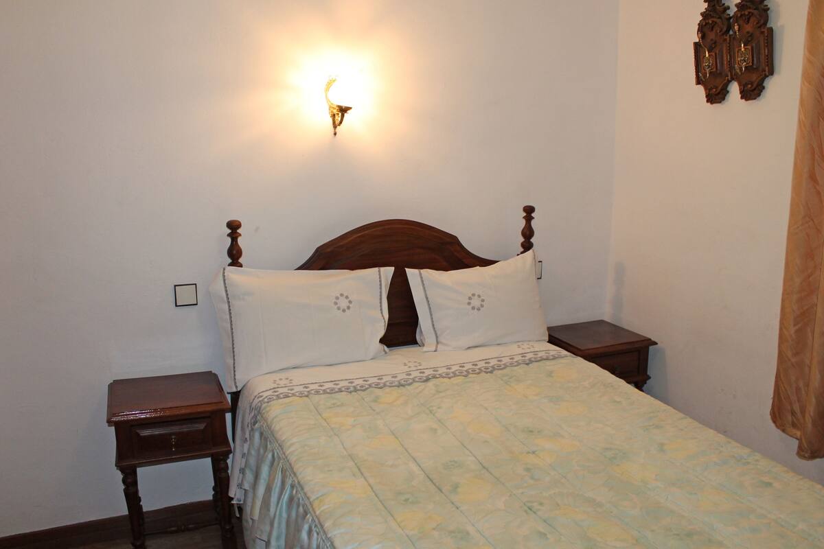 WiFi (free), bed sheets
